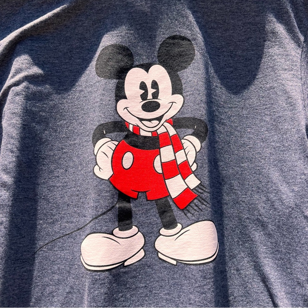 ⬇️💲Disney NWT Mickey Mouse Holiday Graphic Mens T-Shirt Size L Color Carbon - Picture 3 of 6